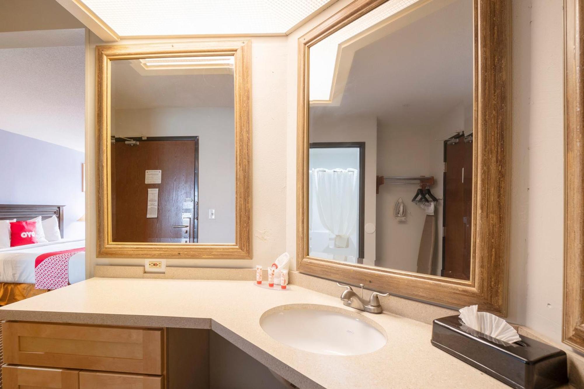 Hotel Oyo Townhouse Houston Airport North Extérieur photo