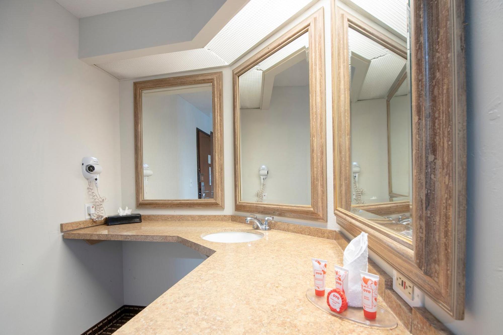 Hotel Oyo Townhouse Houston Airport North Extérieur photo